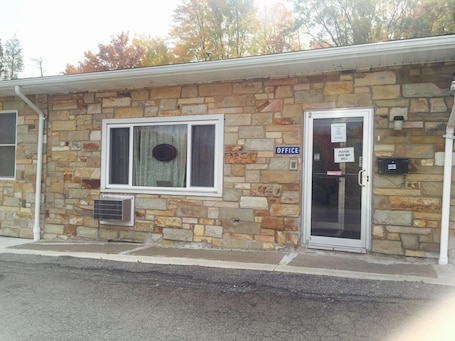 Exterior. Penn Terrace Motel