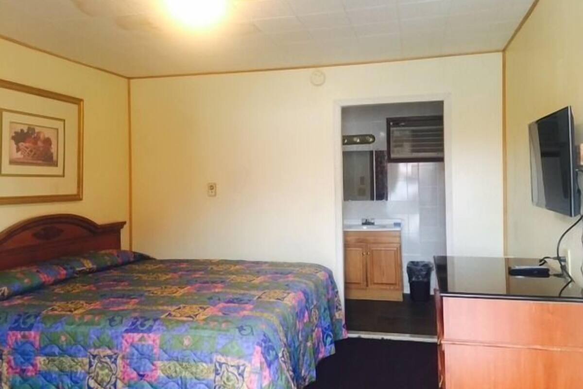 Room, 1 King Bed | Free WiFi, bed sheets