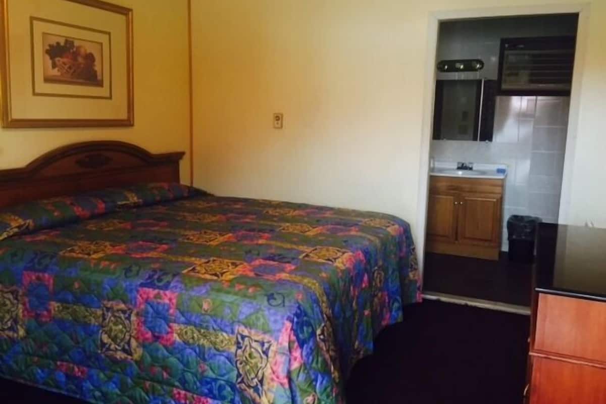 Room, 1 Queen Bed | Free WiFi, bed sheets