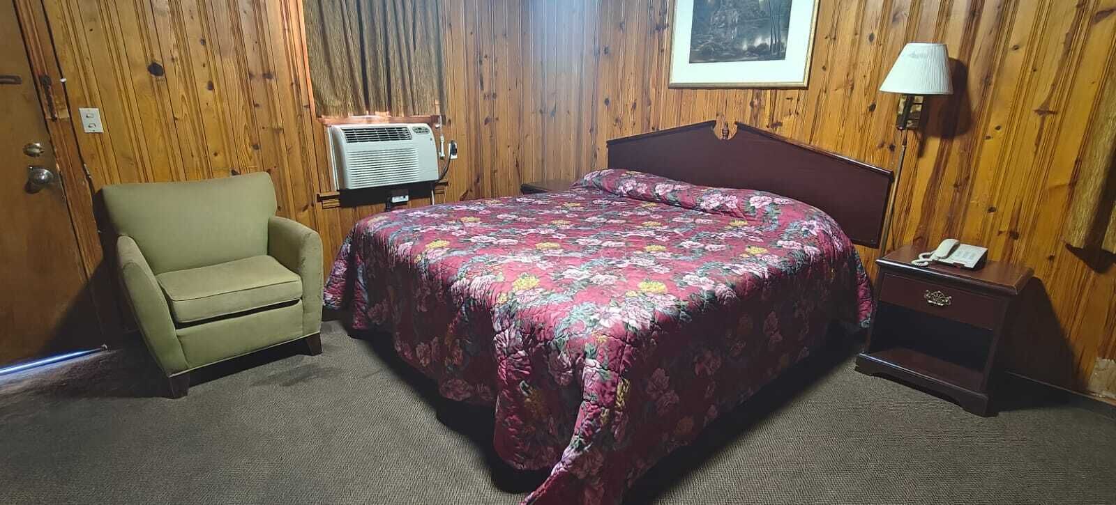 Habitación, 1 cama Queen size, para no fumadores | Minibar, escritorio, tabla de planchar con plancha y ropa de cama 