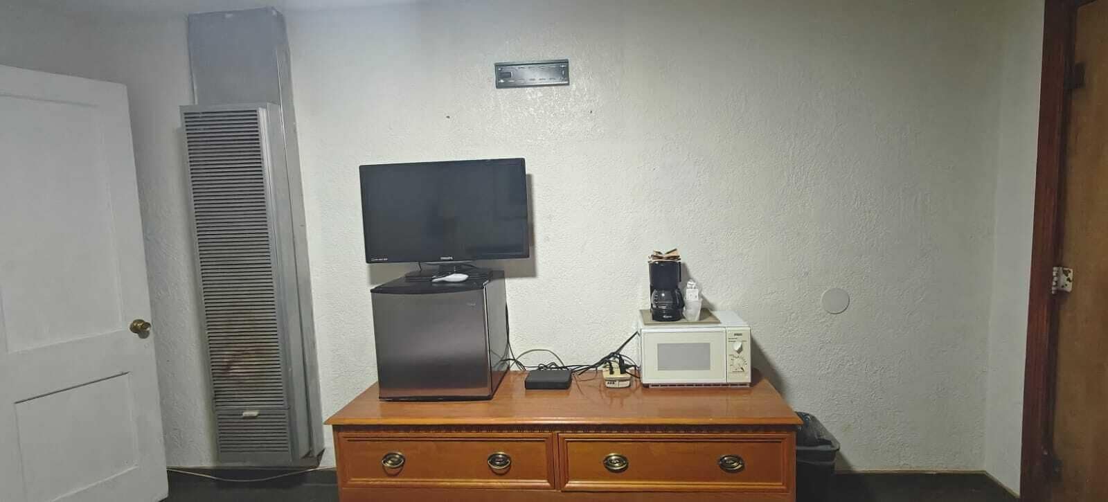 Room, 1 King Bed, Non Smoking | Minibar, iron/ironing board, WiFi (free), bed sheets