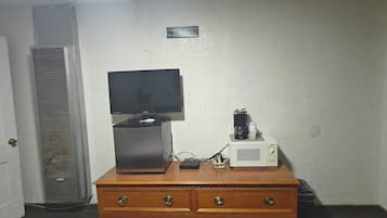 Room, 1 King Bed, Non Smoking | Minibar, iron/ironing board, WiFi (free), bed sheets