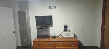Minibar, tabla de planchar con plancha, wifi gratis y ropa de cama 