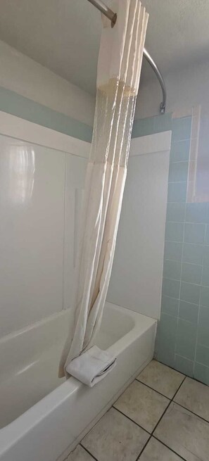 Habitación, 1 cama de matrimonio grande, no fumadores | Baño | Artículos de higiene personal gratuitos y toallas