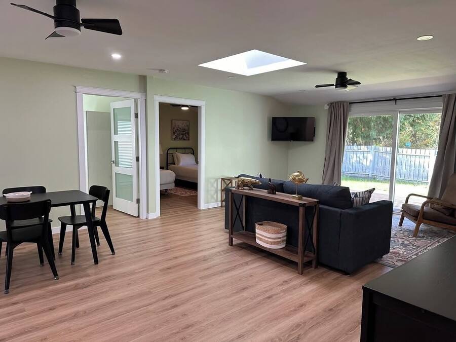 Casa de campo, 2 habitaciones | Zona de estar | Televisión de 32 pulgadas con canales por cable