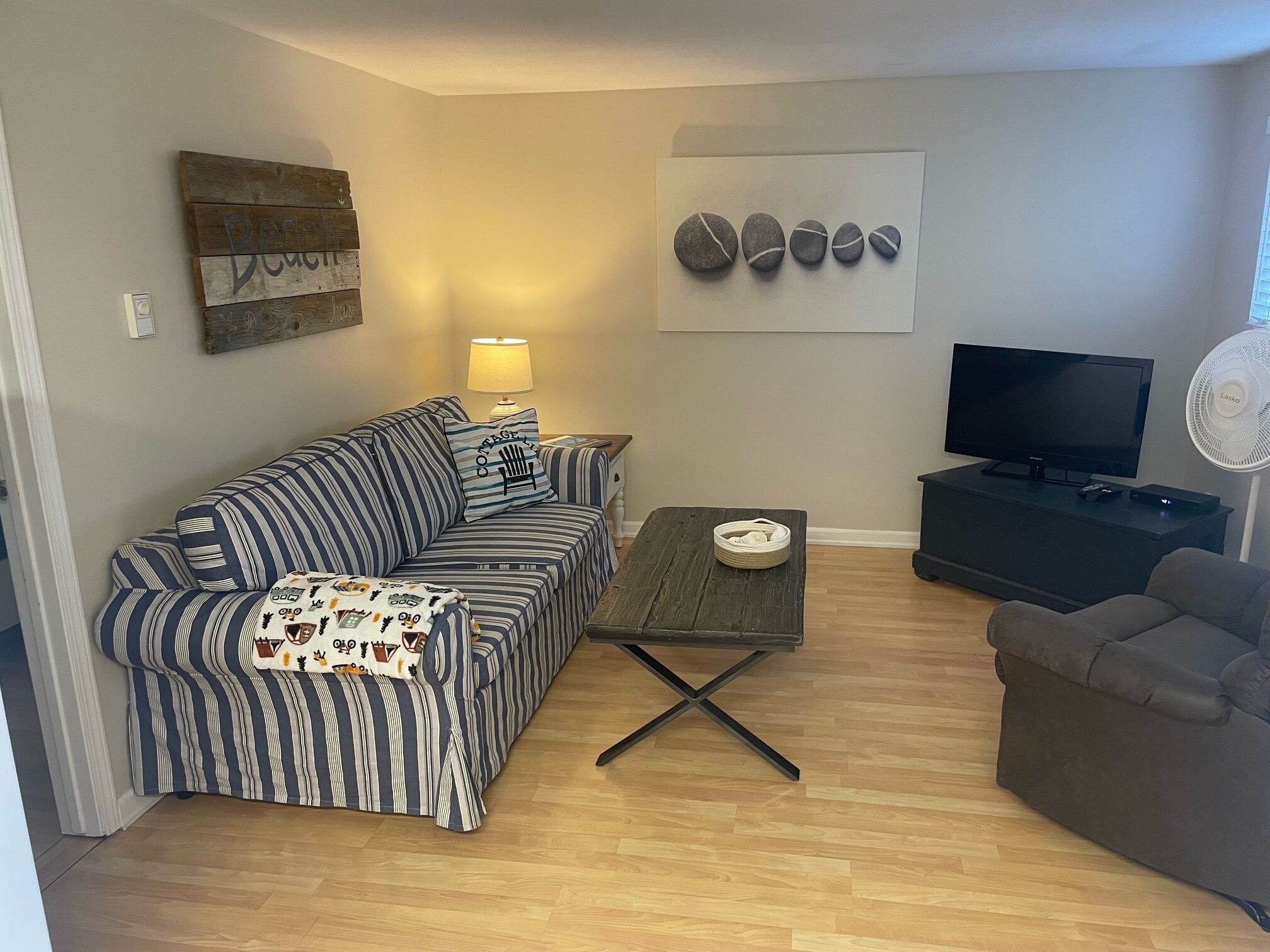 Cabaña, 1 cama Queen size y sofá cama | Sala de estar | Televisión de 32 pulgadas con canales por cable 