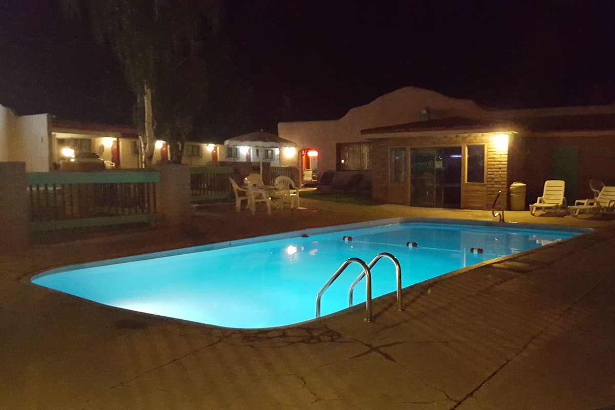 Standard Room, 1 Queen Bed | Outdoor pool | Seasonal outdoor pool