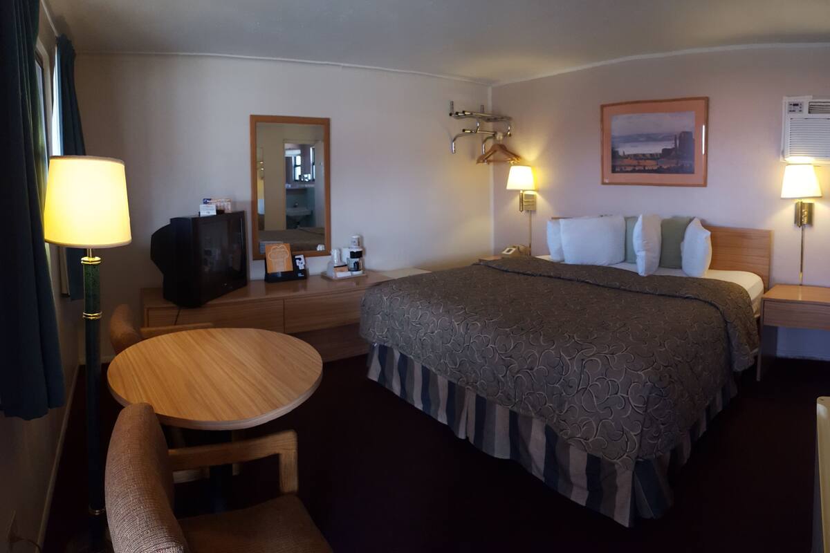 Standard Room, 1 King Bed | 1 bedroom, desk, rollaway beds, free WiFi