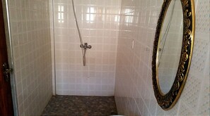Quarto casal standard | Banheiro | Produtos de toalete grátis, toalhas de banho
