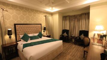 Roupas de cama premium, camas com colchões pillow-top, frigobar