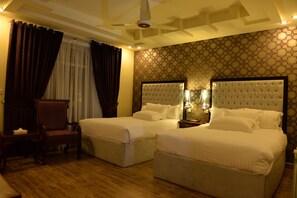 Single Room (Second Floor) | Seprai premium, bantalan ekstra lembut, minibar, dan brankas