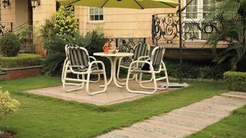 Serveert ontbijt, lunch, diner, internationale gerechten