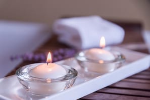 Two lit candles in glass holders on a white tray. - Can Bonastre Wine Resort, The Originals Relais (Relais du Silence) (Masquefa)