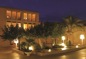 住宿正面 (夜晚)