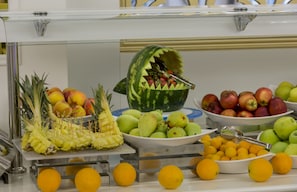 A buffet with various fruits including watermelons, apples, and oranges. - Side Royal Palace Hotel & Spa - All Inclusive (Manavgat)