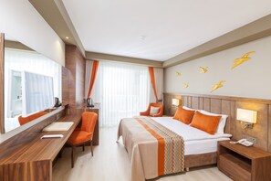Seprai premium, minibar gratis, brankas, dan meja kerja