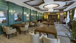 3 bar/lounge, bar tepi kolam renang dan bar pantai