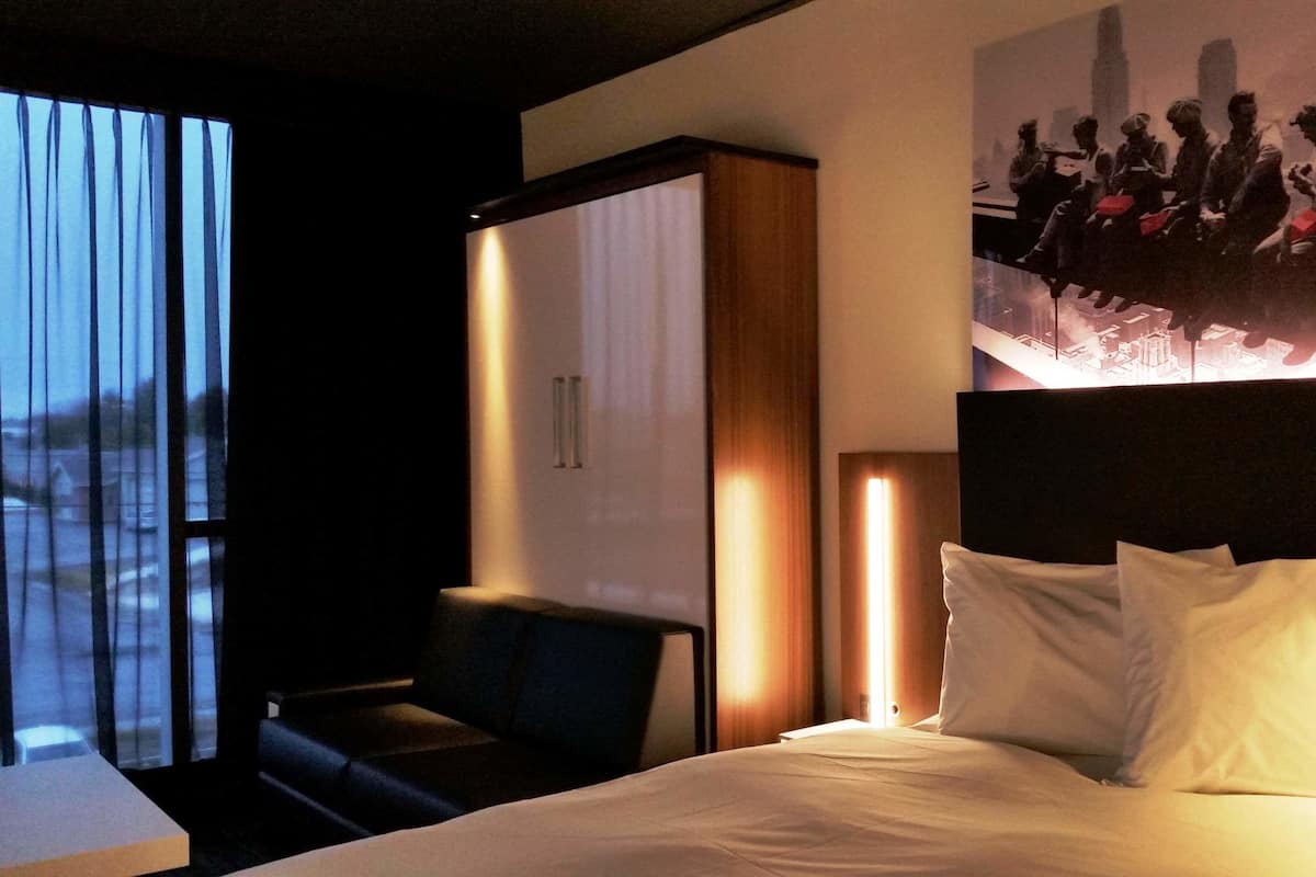 Egyptian cotton sheets, premium bedding, minibar, desk