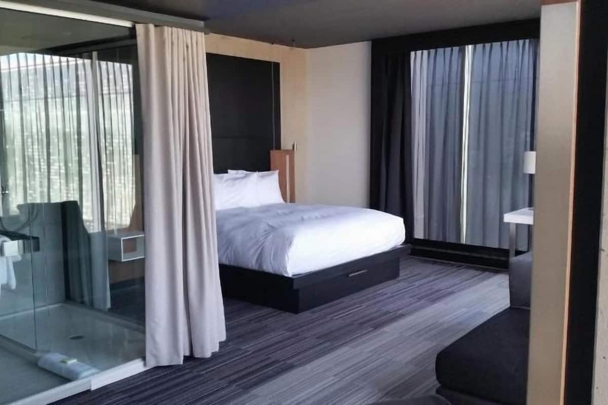 Egyptian cotton sheets, premium bedding, minibar, desk