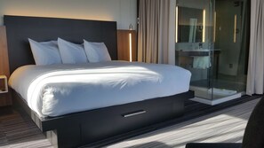 Superior Suite, 1 King Bed, City View | Egyptian cotton sheets, premium bedding, minibar, desk - Grand Times Hotel Drummondville (Drummondville)