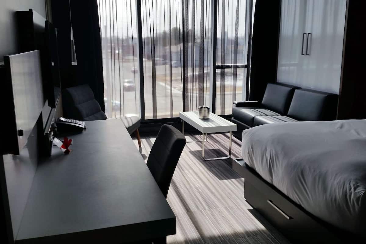 1 bedroom, egyptian cotton sheets, premium bedding, minibar