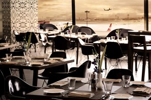 2 restaurants servant le déjeuner