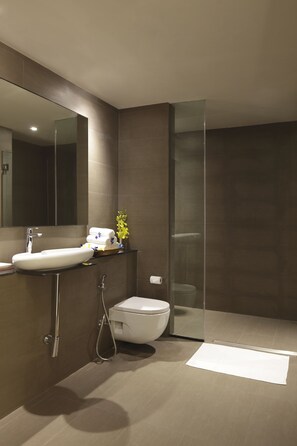 Shower, free toiletries, hair dryer, bathrobes - Holiday Inn Express New Delhi International Airport T3 by IHG (New Delhi)