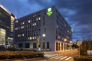 Exterior - Holiday Inn Frankfurt Airport by IHG (Frankfurt)
