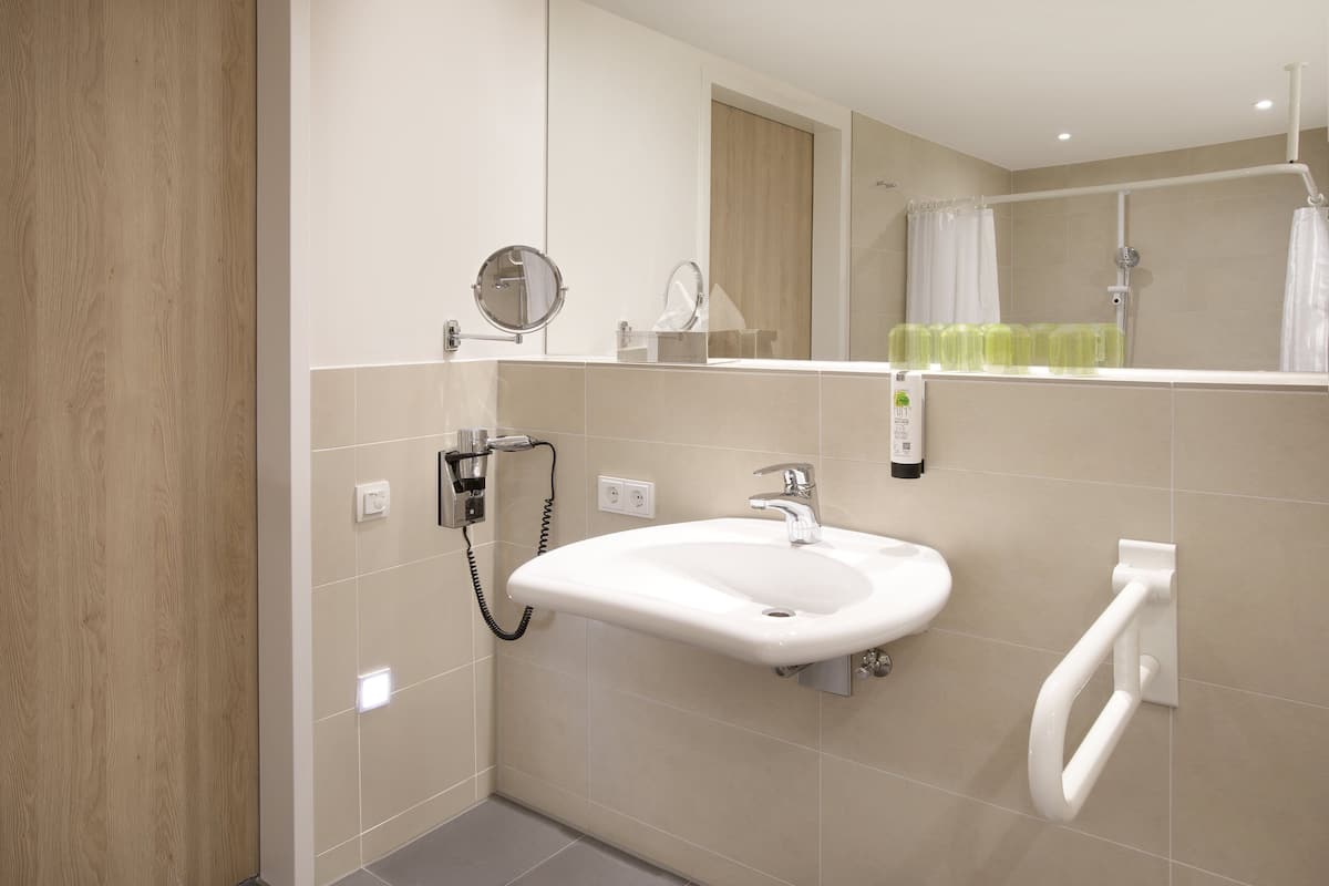 standard room, 1 queen bed, accessible | bathroom | free toiletries, hair dryer, towels, soap