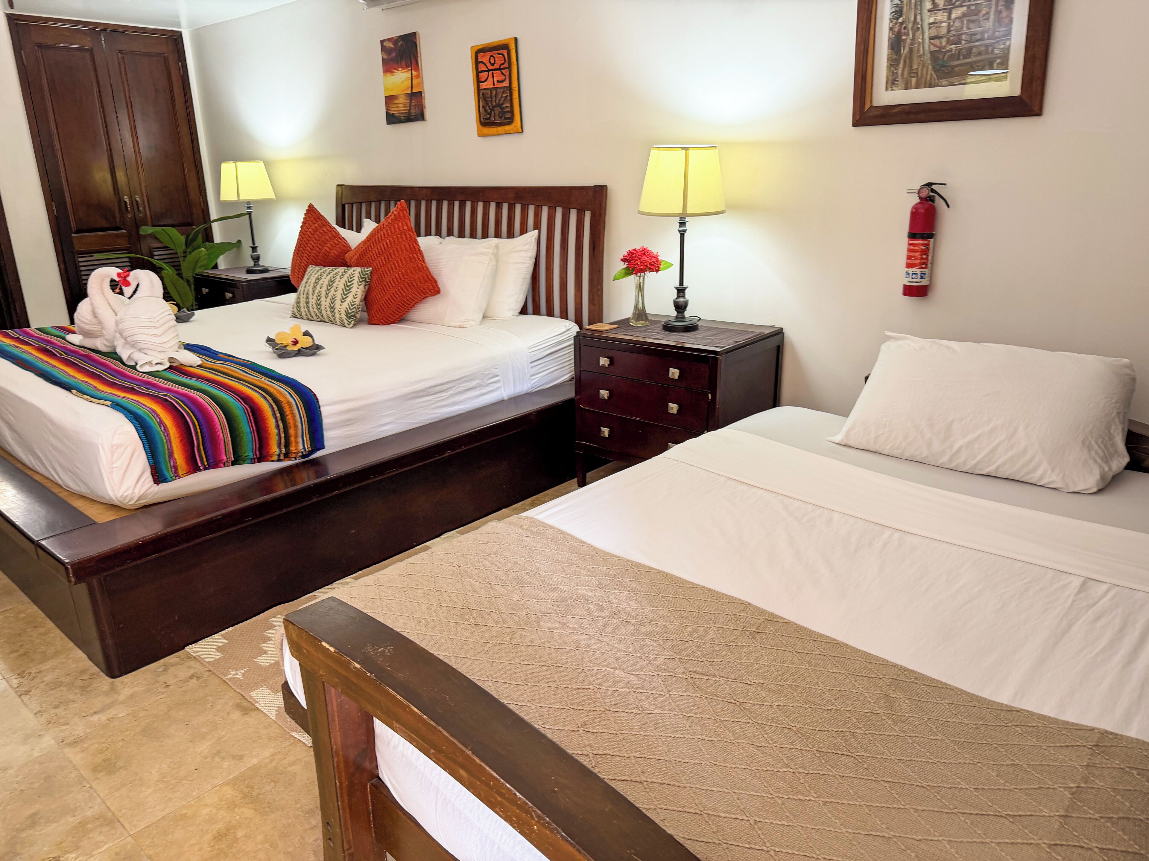 Habitación de lujo, 1 cama King size | Ropa de cama de alta calidad, wifi gratis y decoración personalizada 