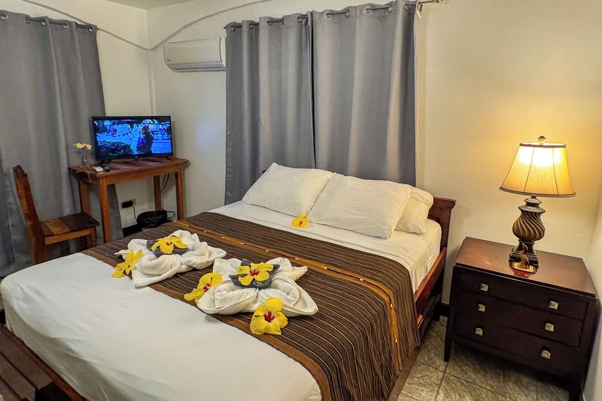 Standard Room, 1 Queen Bed | Premium bedding, individually decorated, individually furnished