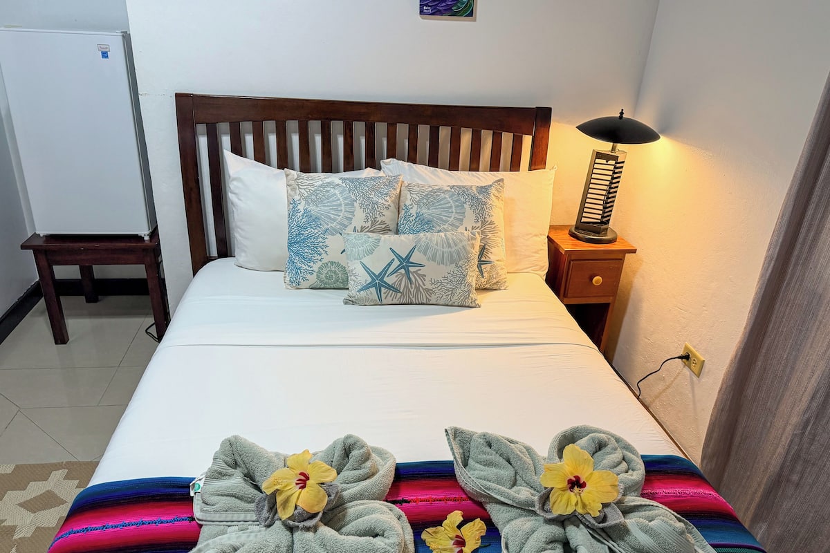 Habitación estándar, 1 cama matrimonial | Ropa de cama de alta calidad, wifi gratis y decoración personalizada