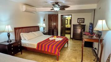 Luksushuone, 1 suuri parisänky | Ylelliset vuodevaatteet, yksilöllisesti sisustettu