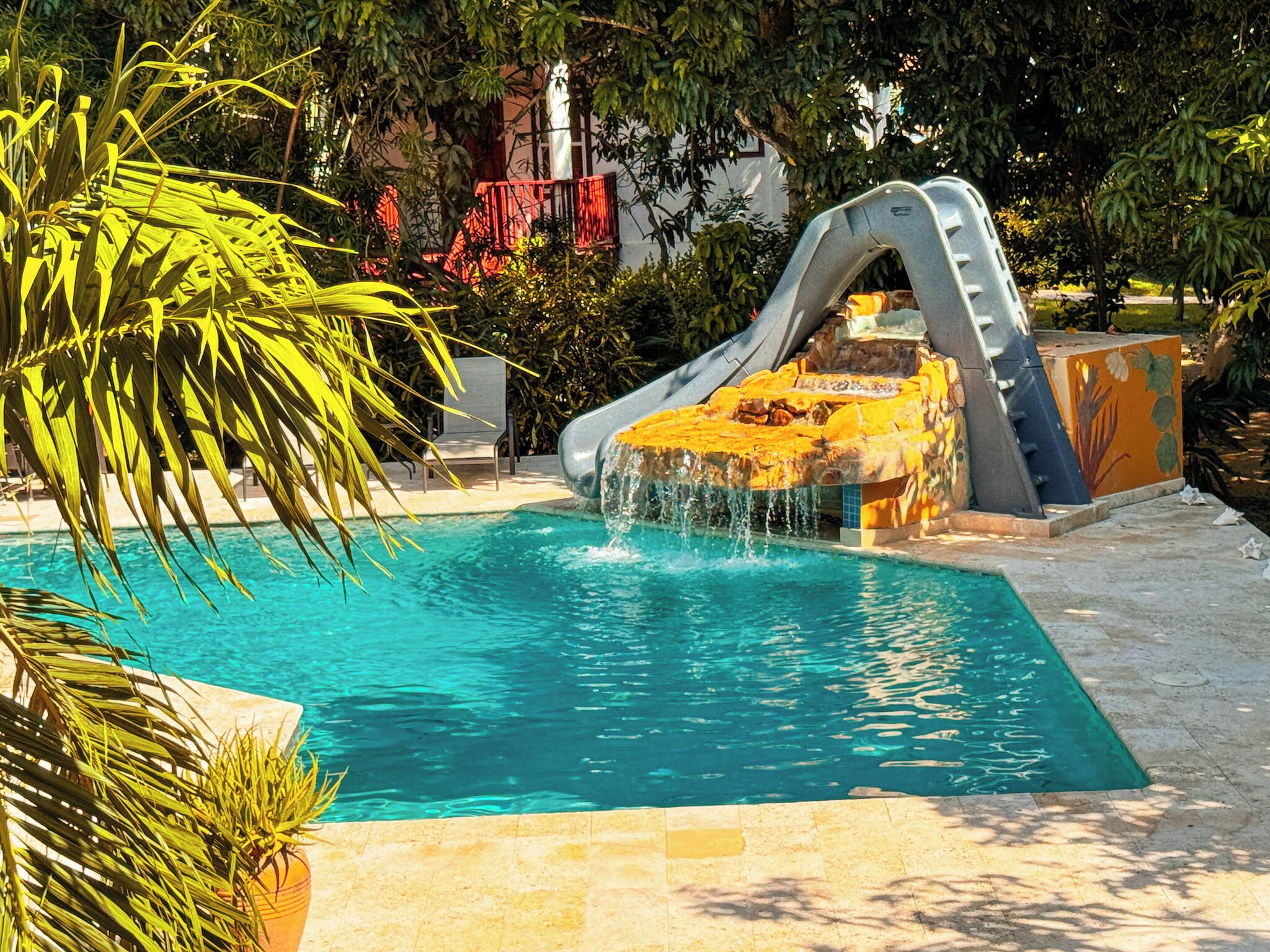 室外游泳池，池畔遮阳伞，日光浴躺椅