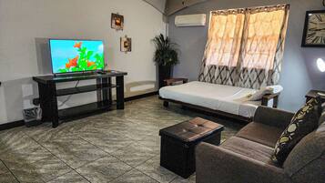 Habitación de lujo, 1 cama King size, junto a la alberca | Área de sala de estar | Smart TV de 32 pulgadas con canales digitales