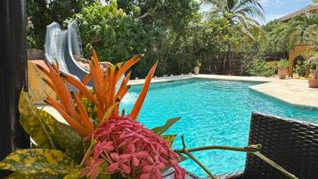 Hồ bơi ngoài trời, dù/ô trên bãi biển/hồ bơi, ghế dài tắm nắng