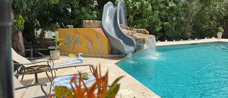 Piscine extérieure, parasols de plage, chaises longues