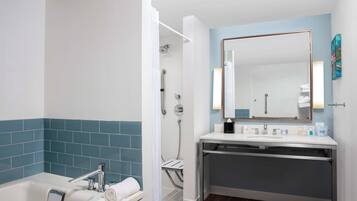 Suite, 1 kingsize bed, toegankelijk voor mindervaliden, uitzicht op park (Bathtub) | Badkamer | Een haardroger, handdoeken