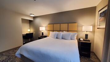 Escritorio, espacio para trabajar con laptop y cortinas blackout