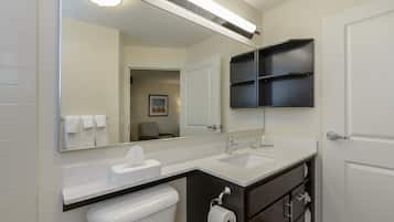 Un baño moderno con un lavabo blanco, un espejo y un inodoro.