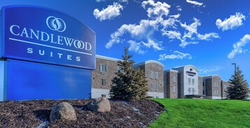 A hotel sign with 'CANDLEWOOD SUITES' written on it.