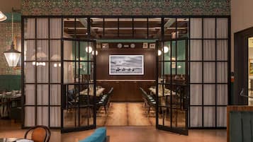 3 restaurantes; se sirven desayunos, almuerzos y cocina americana