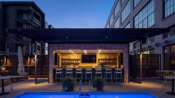 2 bares y bar junto a la piscina