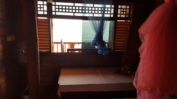 8 bedrooms, free wired internet, bed sheets