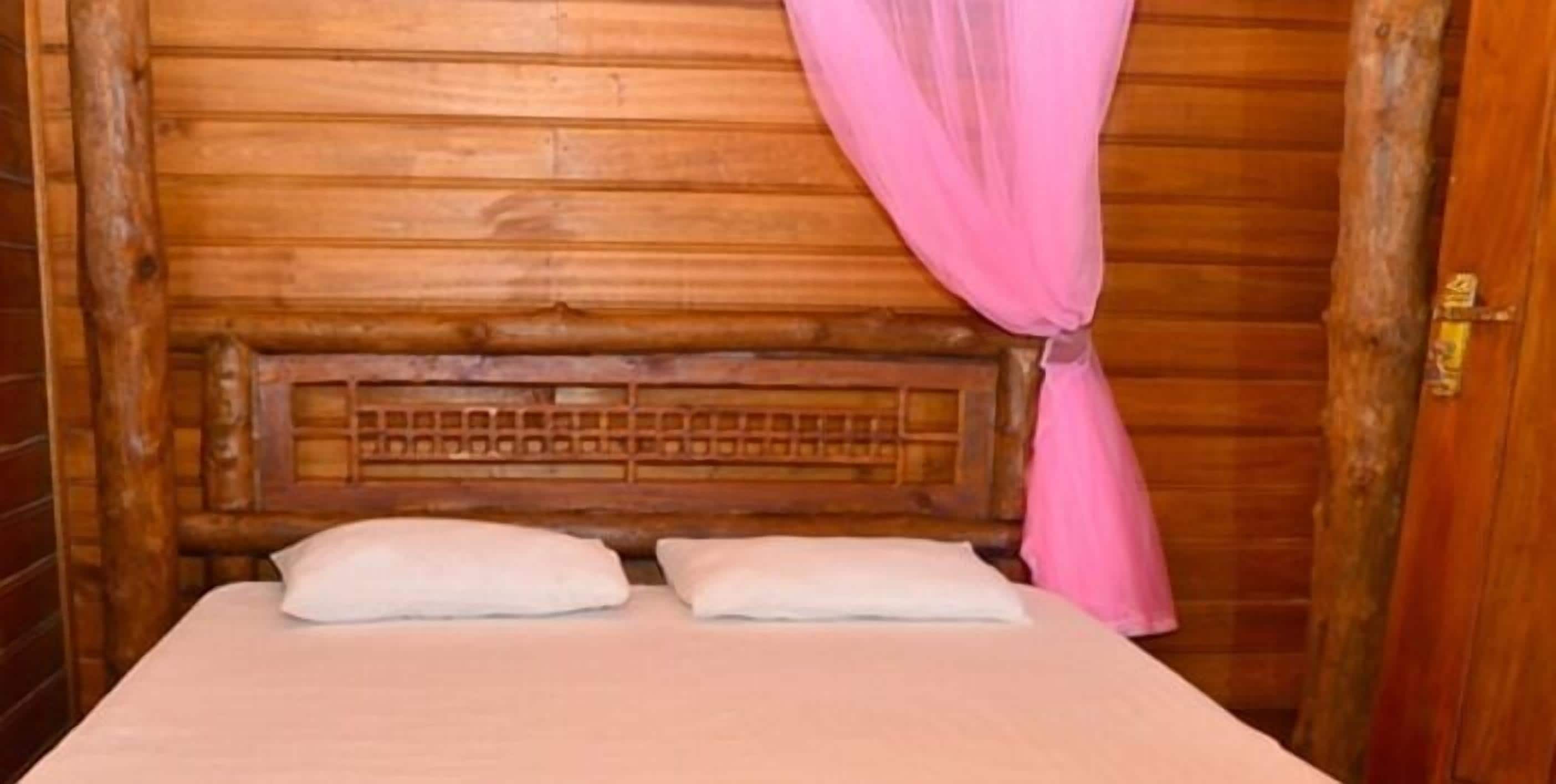 8 bedrooms, free wired Internet, bed sheets