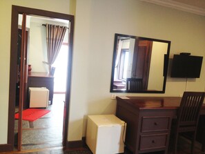 Family Suite Pool View-Free Round-Trip Airport Transfers and Shuttles to Town | 起居区 | 32-英寸液晶电视 （配备卫星频道）、电视