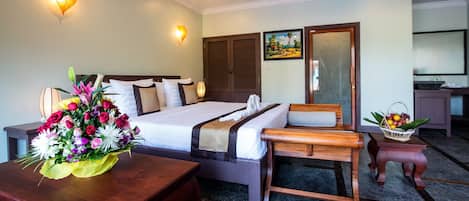 Suite King Pool View-Free Round-Trip Airport Transfers and Shuttles to Town | Vue de la chambre