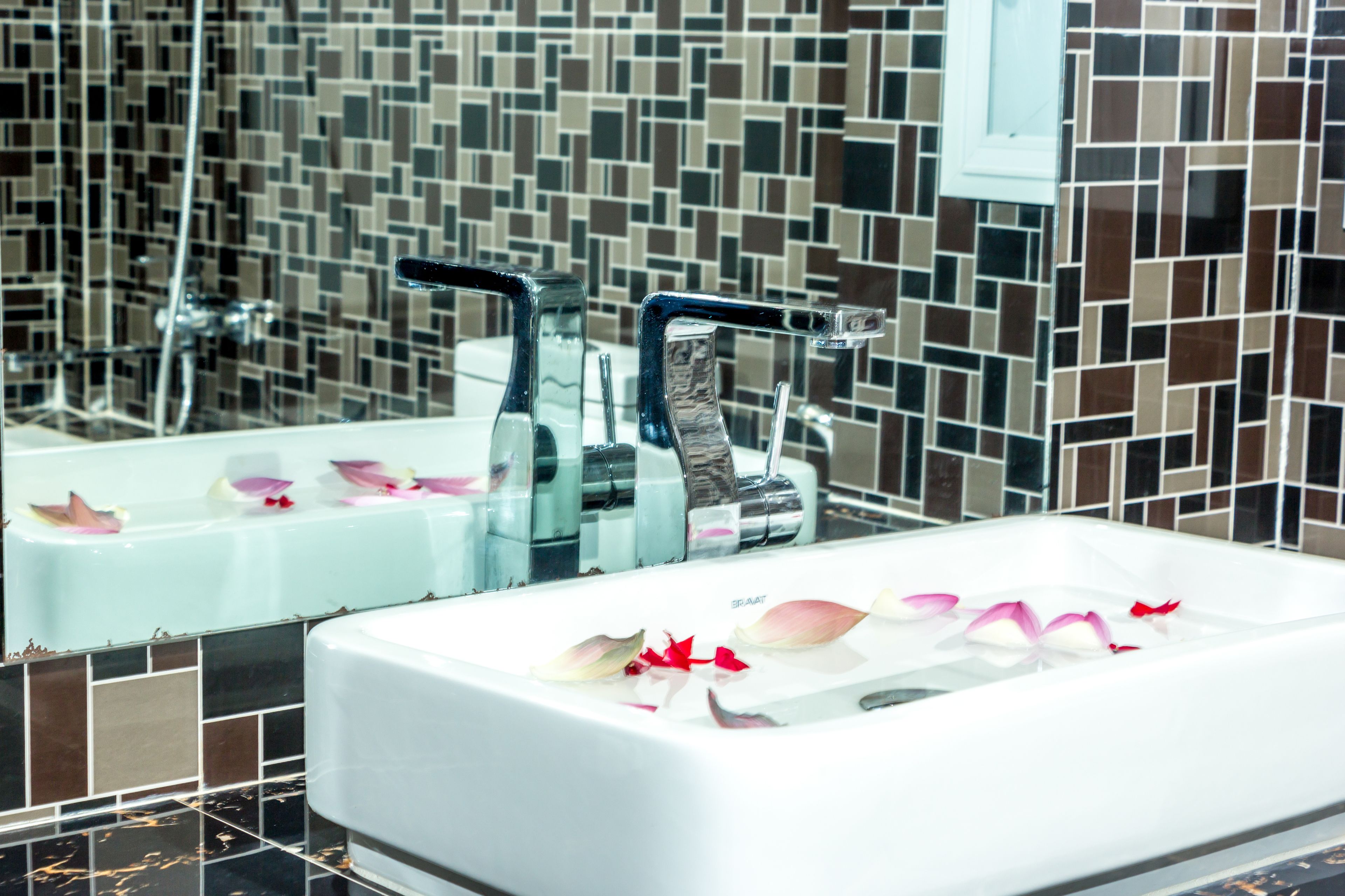 deluxe single room, 1 double bed, city view | minibar, in-room safe, desk, soundproofing