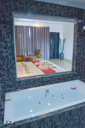 Deluxe Single Room, 1 Double Bed, City View | Deep soaking bathtub - Dinata Angkor Boutique Hotel (Siem Reap)