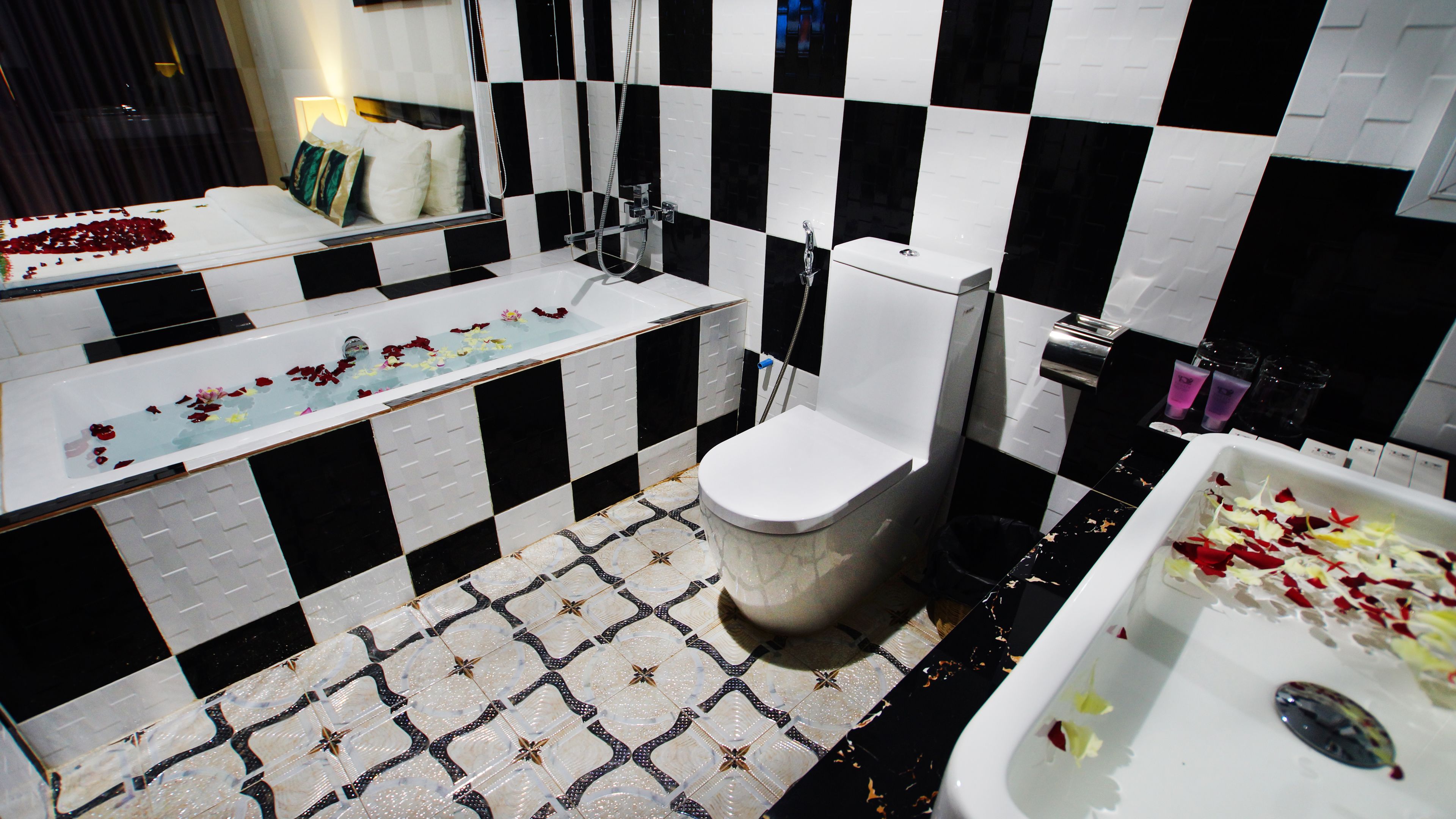 combined shower/bathtub, deep-soaking bathtub, free toiletries